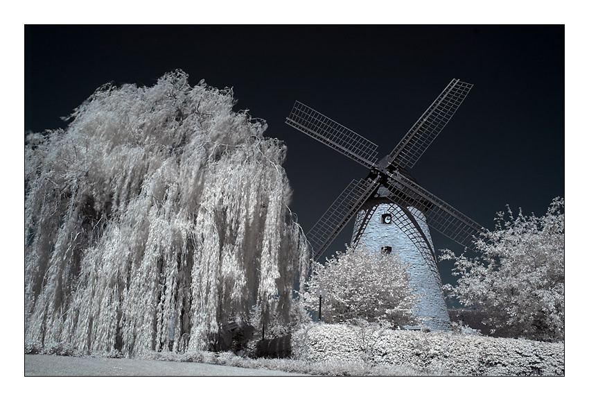 Мельница и ива / Инфраред озеро река девушка горы infrared