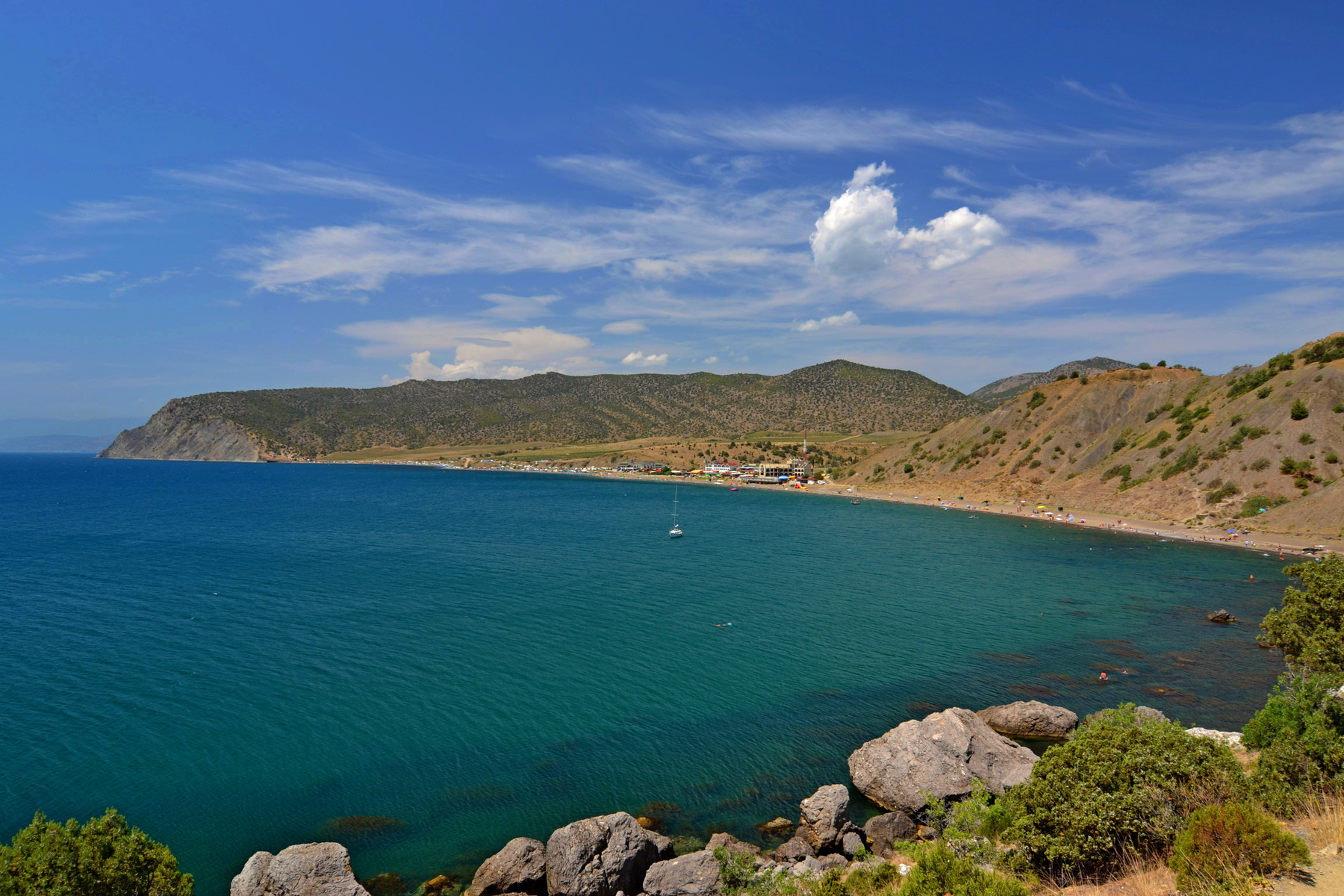 Крымский берег.. Крым, море, небо, берег, гора, туча, камни, лето