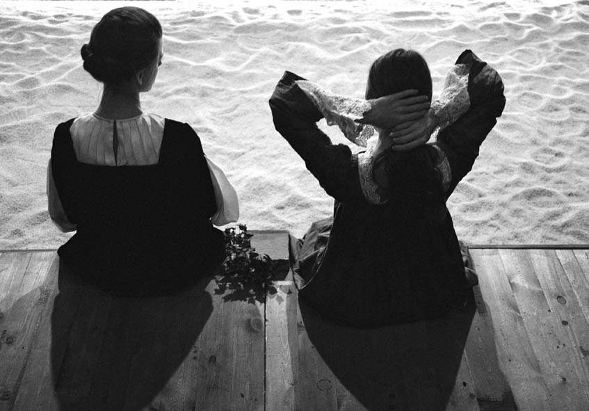 "У моря" девушки на пирсе может быть