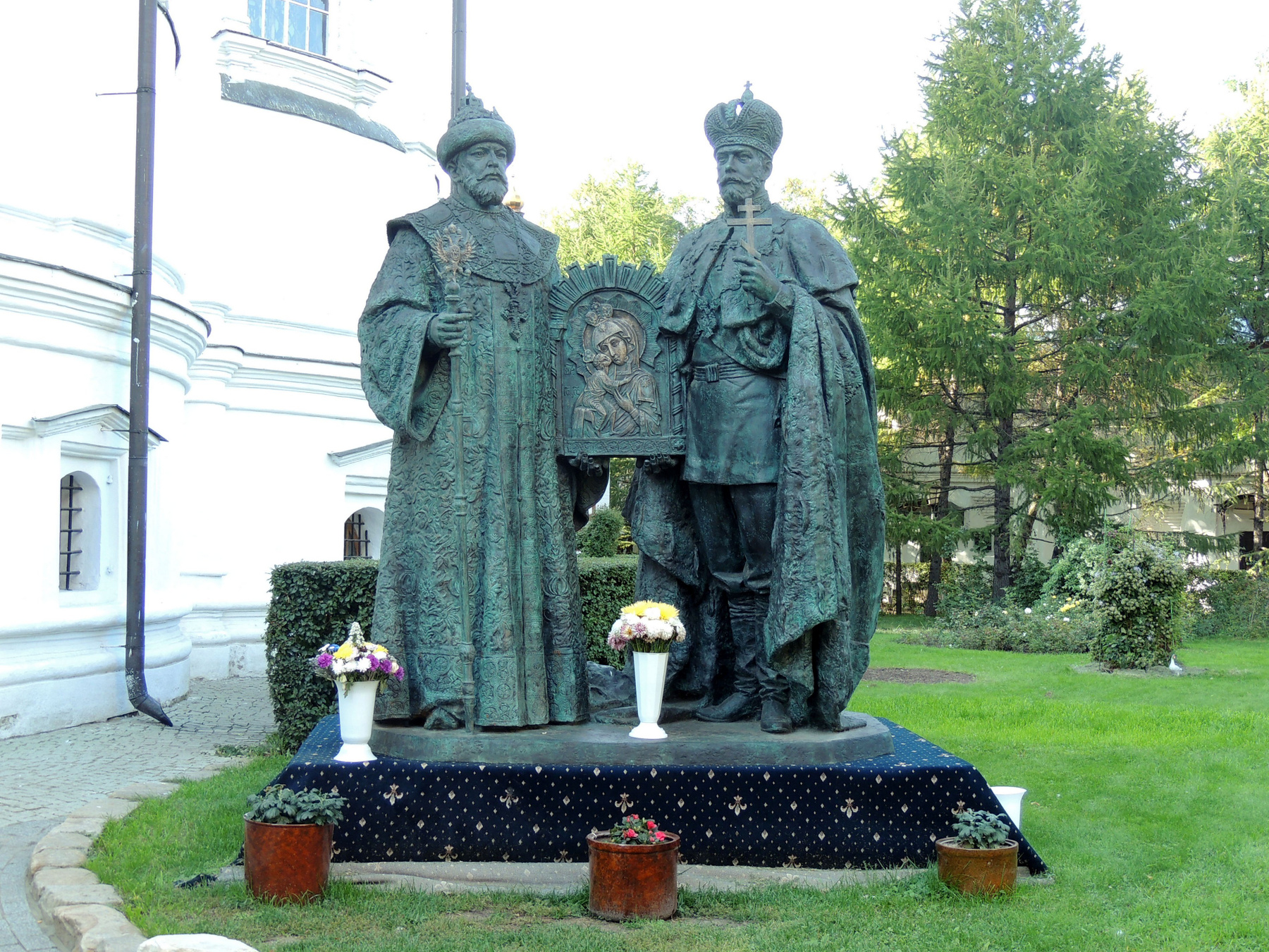 Памятник Михаилу Фёдоровичу и Николаю Александровичу Романову город крестьянская площадь монастырь москва мужской новоспасский памятник романовым россия
