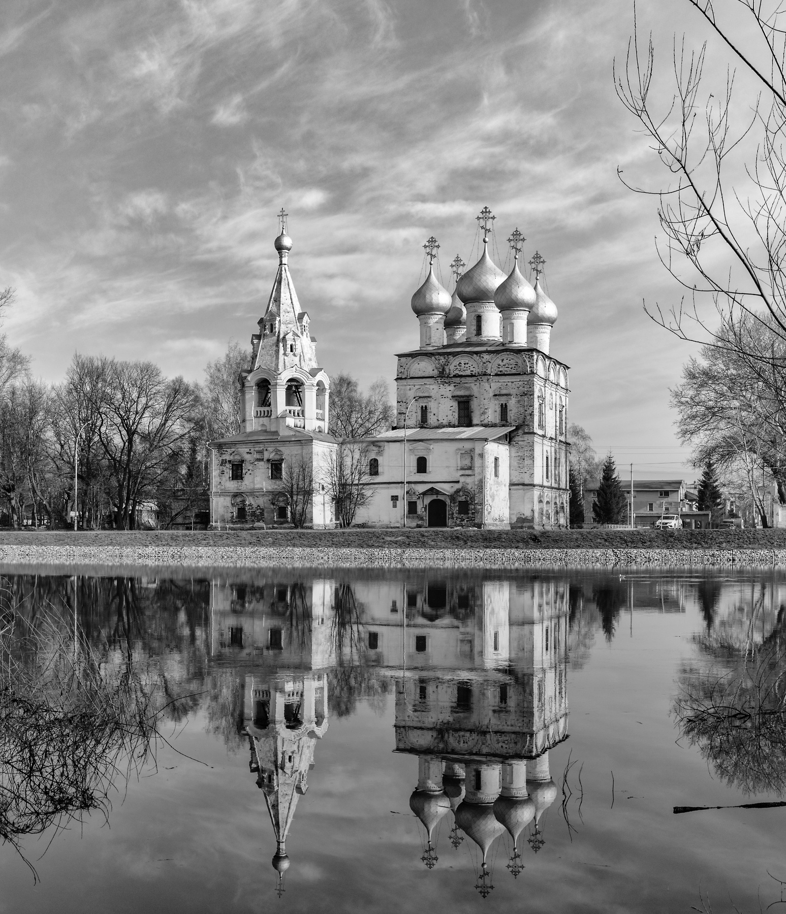 Церковь Иоанна Златоуста — православный храм в центре Вологды на набережной реки Вологда, напротив Софийского собора. Храм в честь Иоанна Златоуста является объектом культурного наследия федерального значения... Вологда, м-н Заречье, ул. Набережная 6 Арми Вологодчина Вологда Набережная 6 Армии