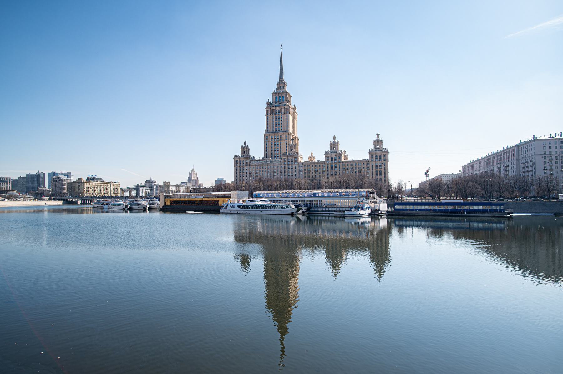 Канал вода здание отражение