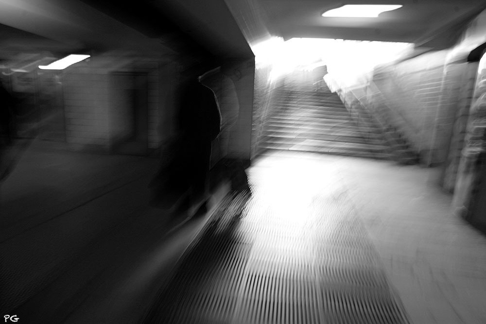 в метро.. жанр город метро 9 дней