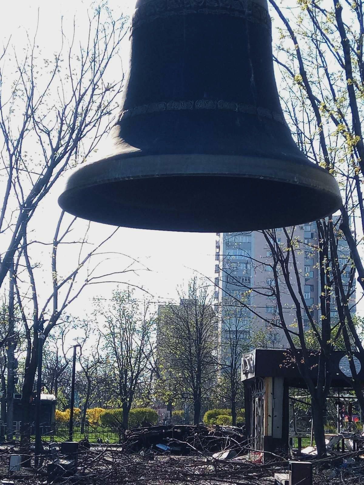 Танк без башни у кафе на центральном проспекте Мариуполя . адская весна 22 