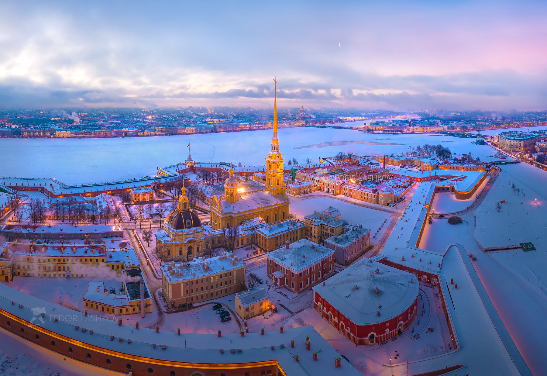 Петропавловский собор Санкт-Петербург зима зимние река Нева Невская Петропавловская крепость Петропавловский собор город архитектура Питер набережная Василеостровская стрелка рассвет заря розовый синий сиреневый золотой фонари подсветка луна аэросъёмка огни города