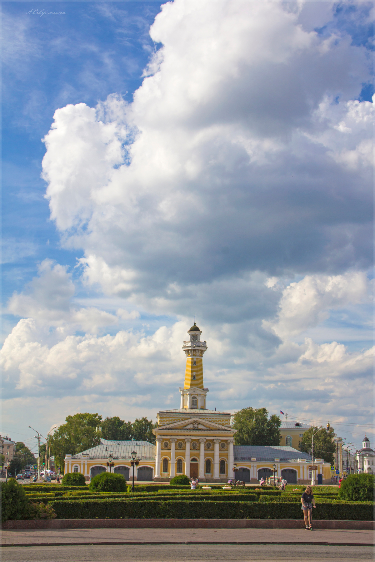 Проплывавшие над зданием облака. каланча Кострома