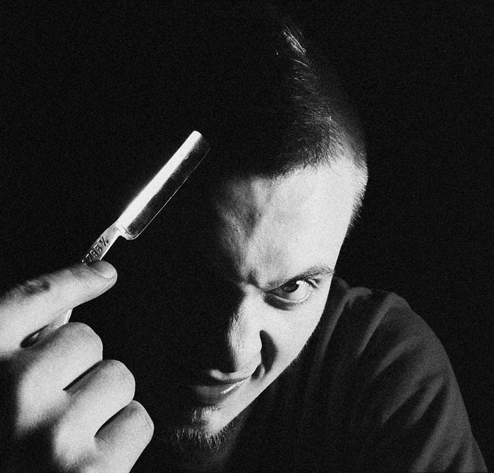 добрый добрый брадобрей Бин с бритвой может быть опасен а ещё он пирсер делает людям дырки в теле