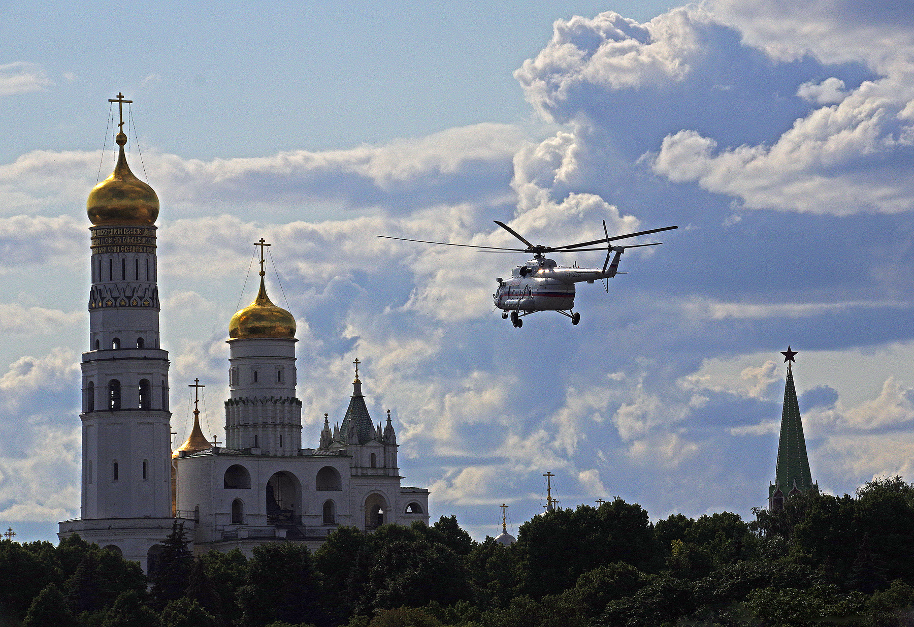 Вертолёт над Кремлём 