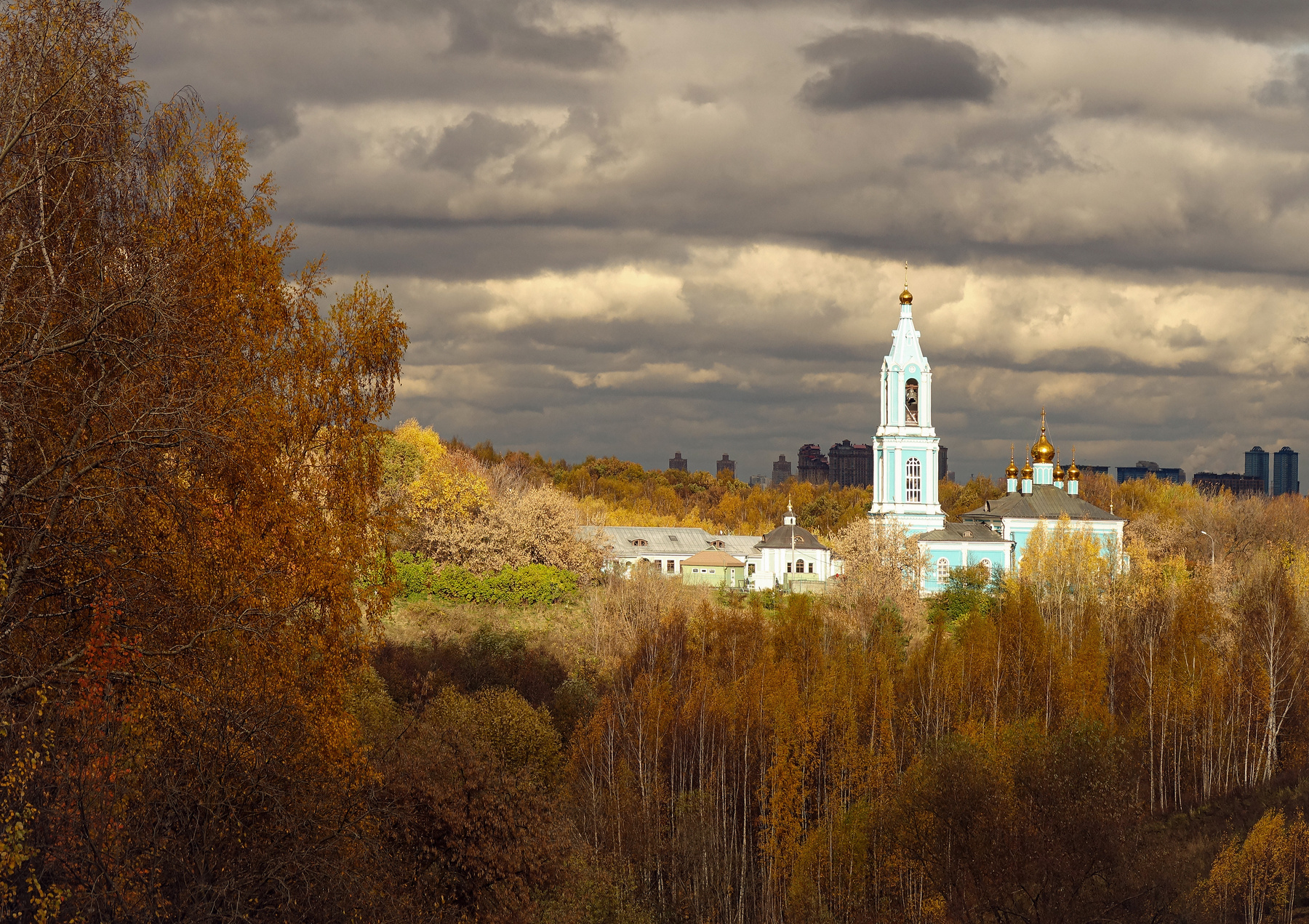 Осень на Крылатских холмах Москва Крылатское церковь вечер осень
