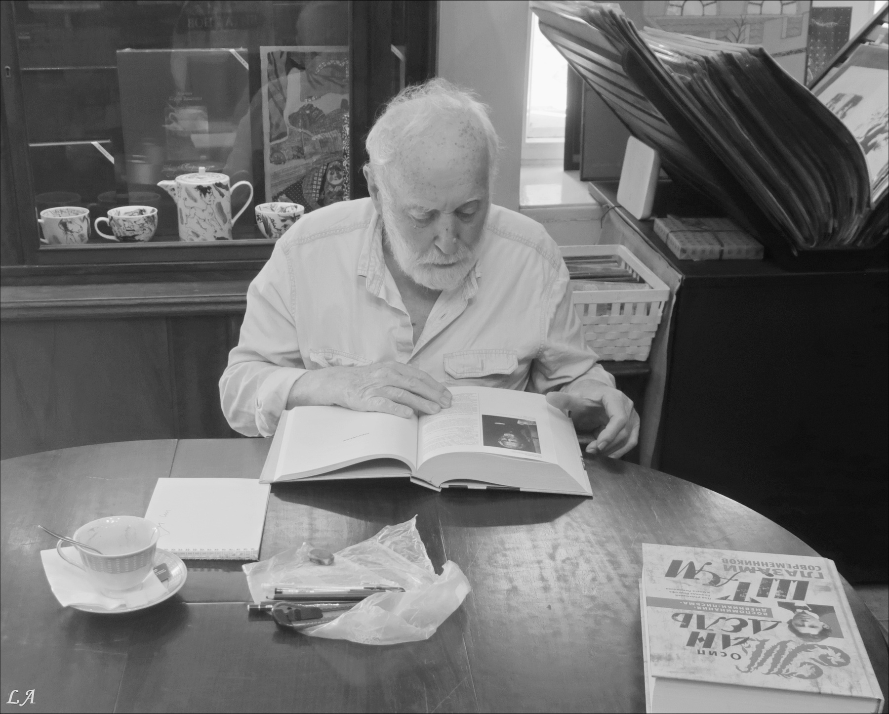 За книгой фототренер Александр Мамакин Творческий Союз Снежный Лев Lihgra Advenyture Фото Светланы Мамакиной Путешествие Фотосайт Санкт-Петербург набережная Мойки книжный магазин Вита Нова портрет Юрий Норштейн июнь