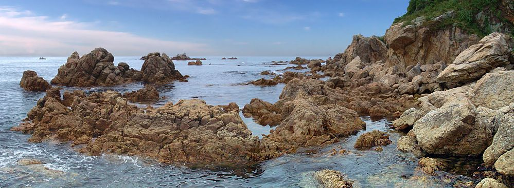 камни море
