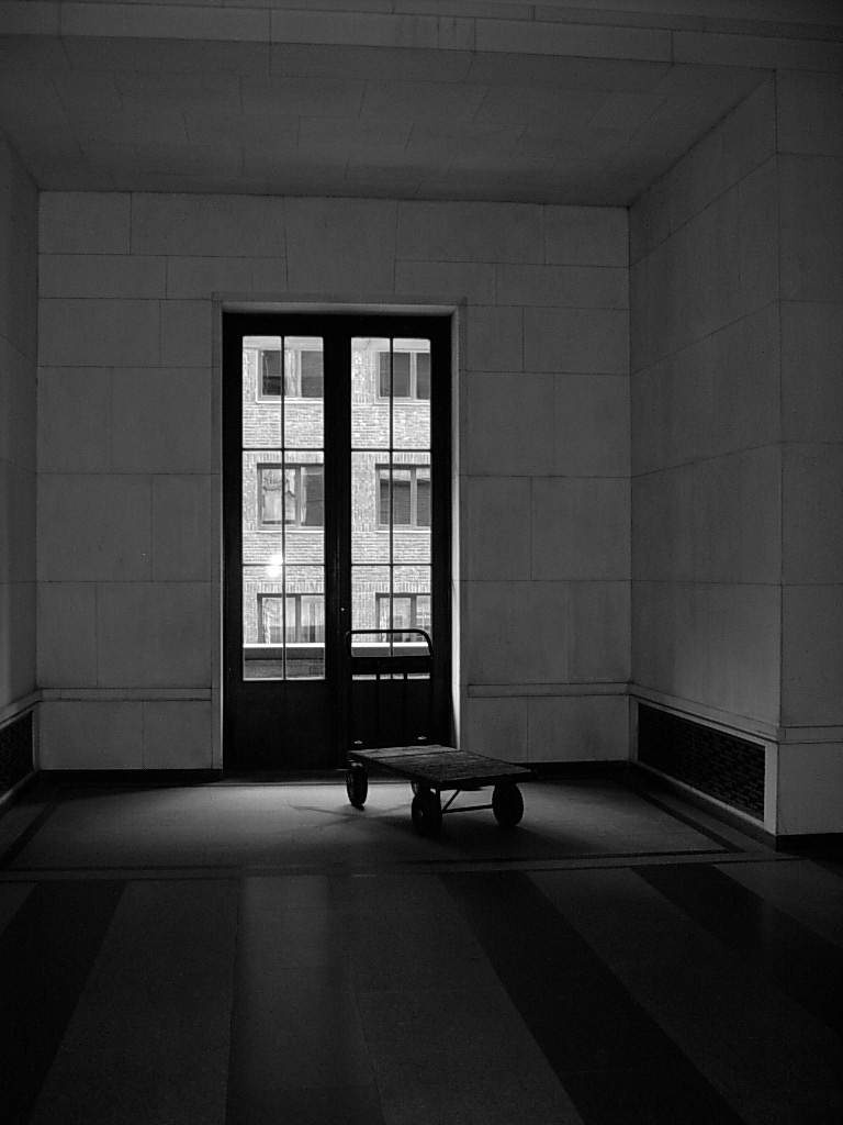 sleeping with ghosts Здесь ветер гоняет сны по унылым местам, Здесь солнце встаёт раз в год и ползёт умирать...