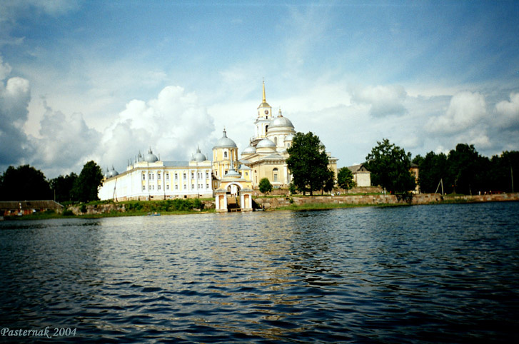 Храм на воде озеро монастырь Нилова пустынь Селигер лето вода поход