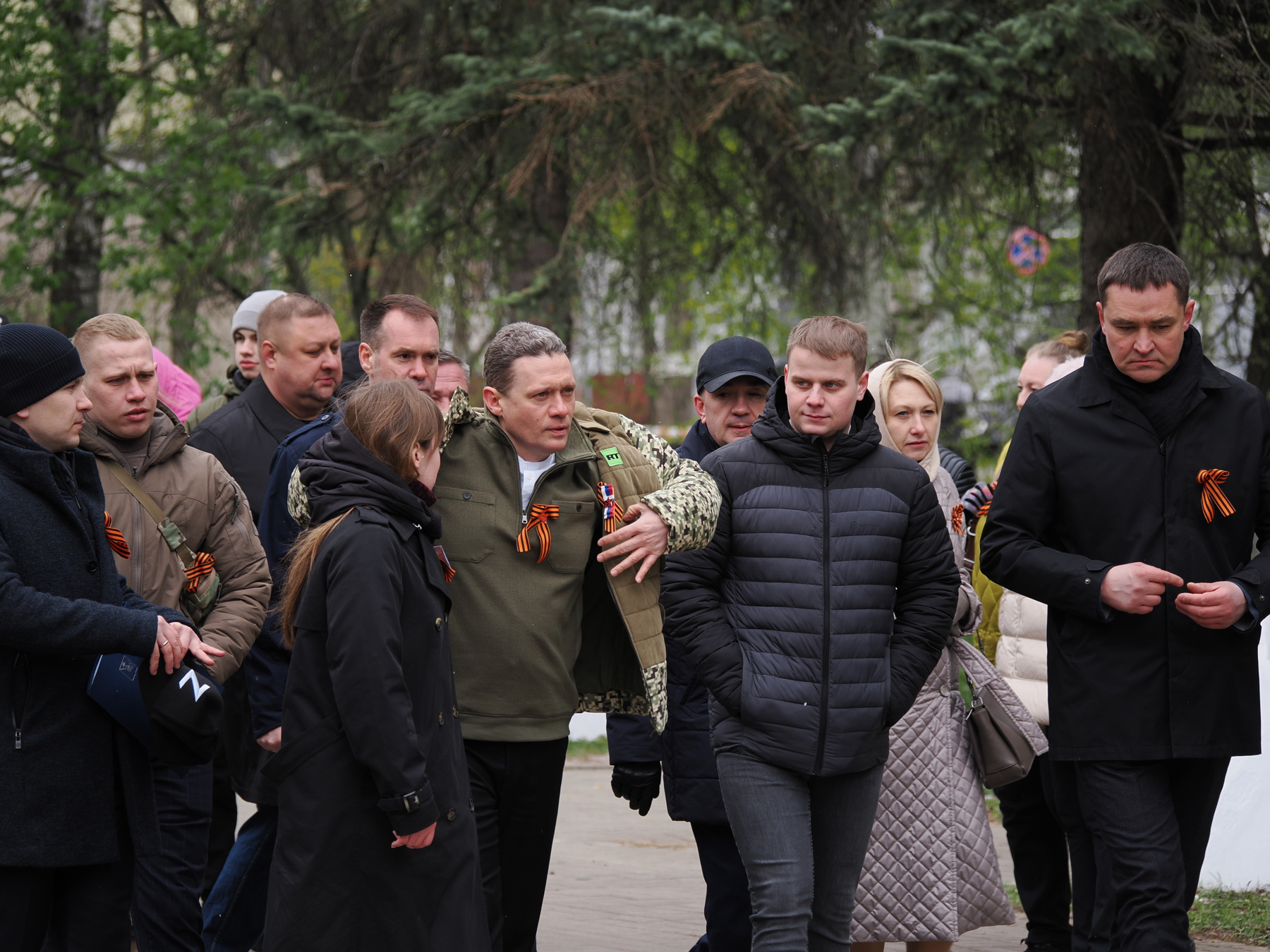 День Победы. Губернатор со свитой... 
