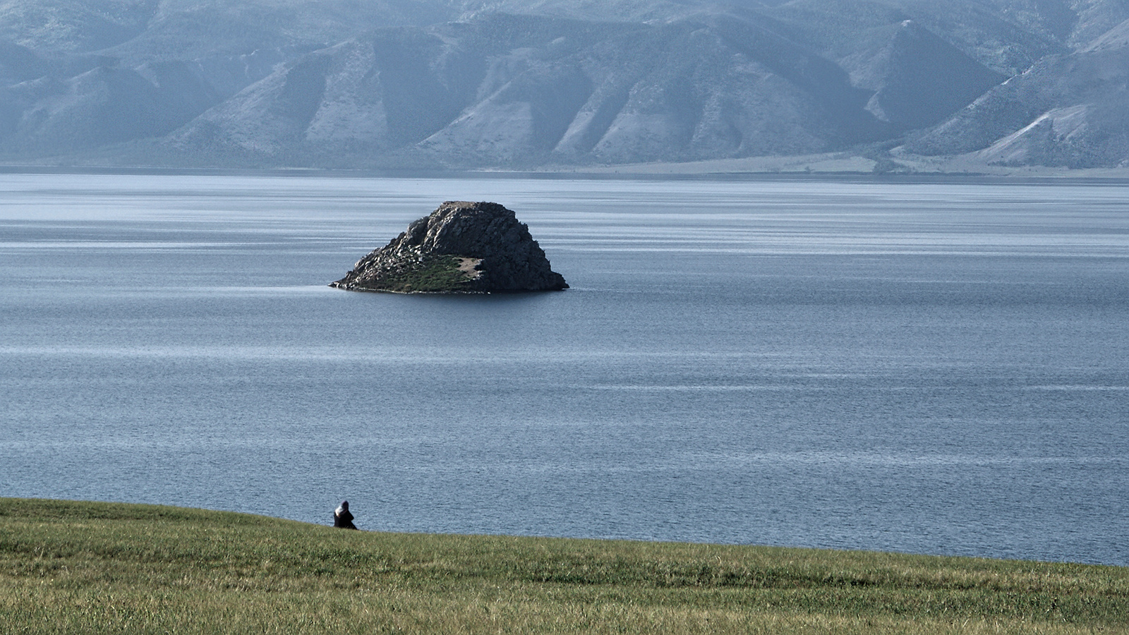 рыбак и камень Иркутская область Ольхон остров Бакланий Камень Малое море рыбак