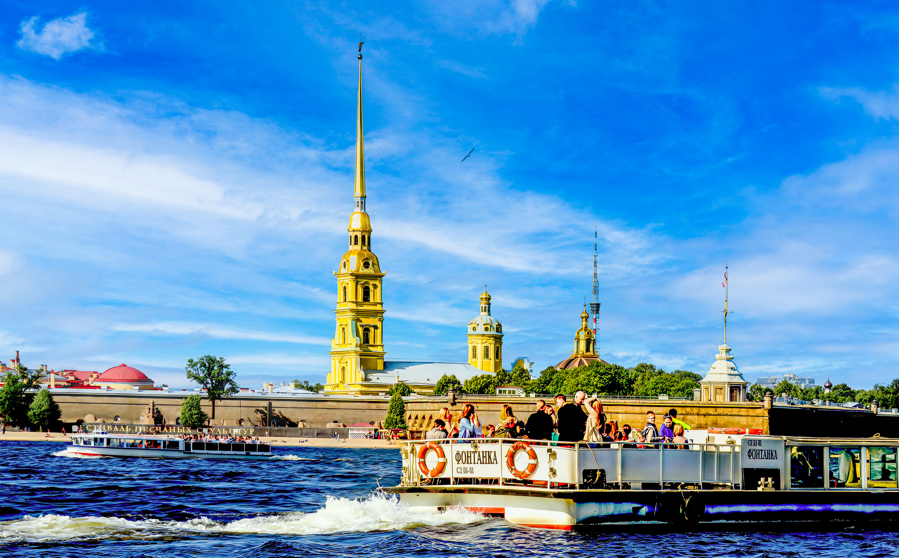 Речной круиз с видом а Петропавловскую крепость река круиз крепость башня лодка туристы панорама города лето вода Россия архитектура небо здание Европа Нева шпиль путешествие достопримечательность вид туризм городской пейзаж Санкт-Петербург Петропавловская