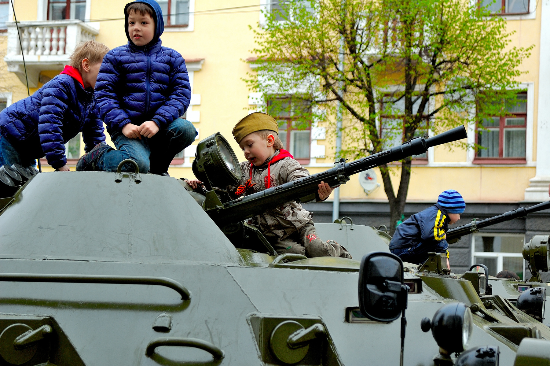 Мальчишки ярославль парад военная техника мальчишки