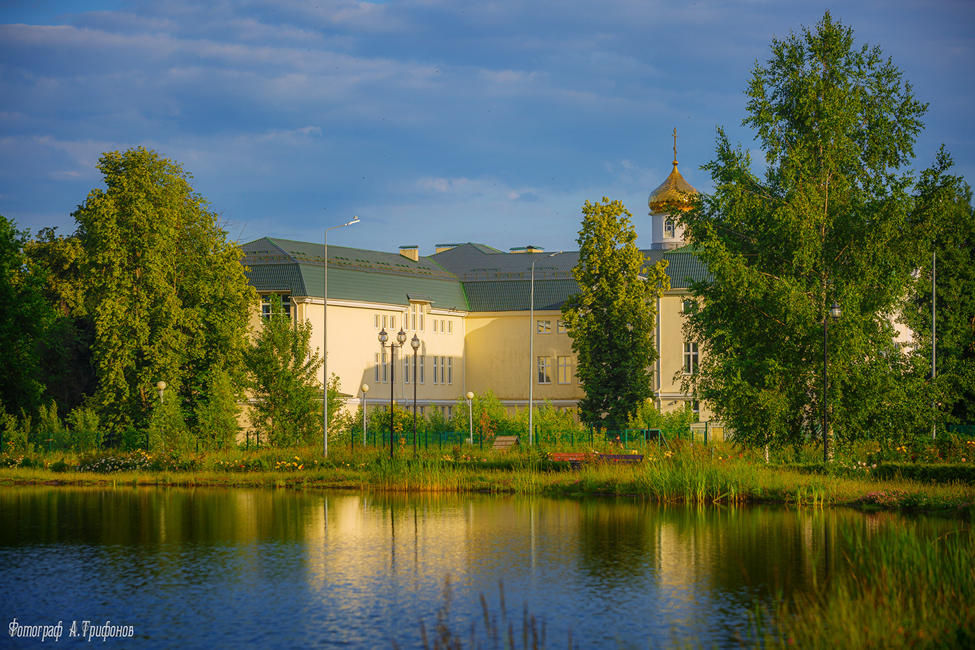 Июньский вечер в городском парке. 