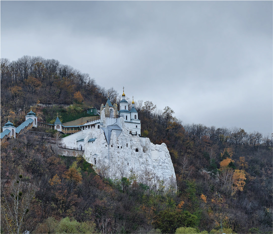 ***На утесе... лавра святогорск осень