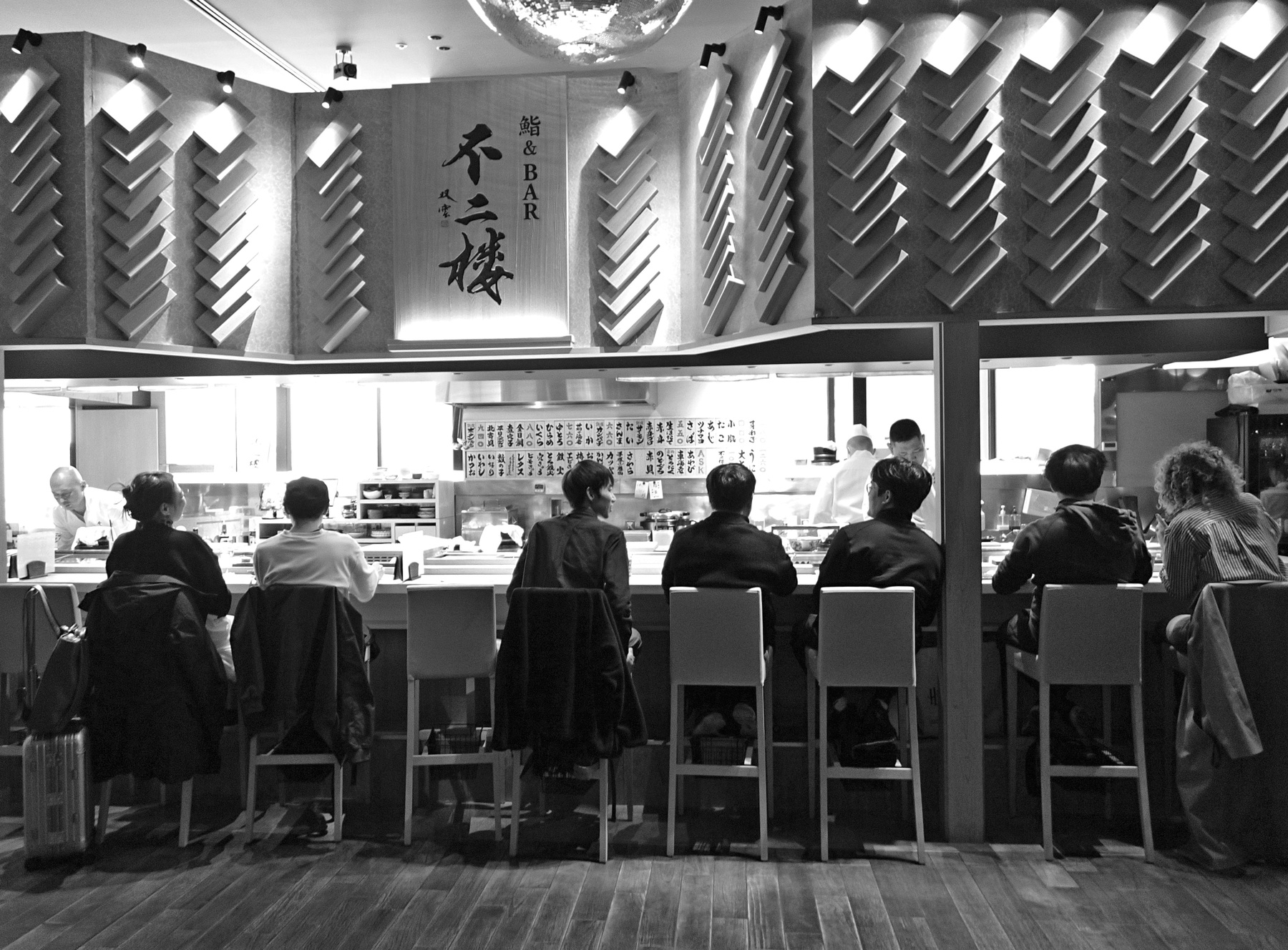 Sushi Bar обед обед бар суши посетители шеф-повар Итамаэ небоскреб центр ноябрь Токио Япония OM Digital Solutions TG-7