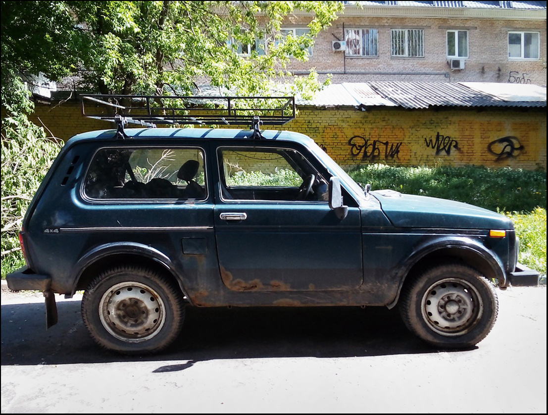 Машинки моего двора (3). «Лада-Нива 21214» АвтоВаз, выпускается с конца нулевых; владелец  неизвестен; на вечной стоянке во дворе с 2019 г. (?) 