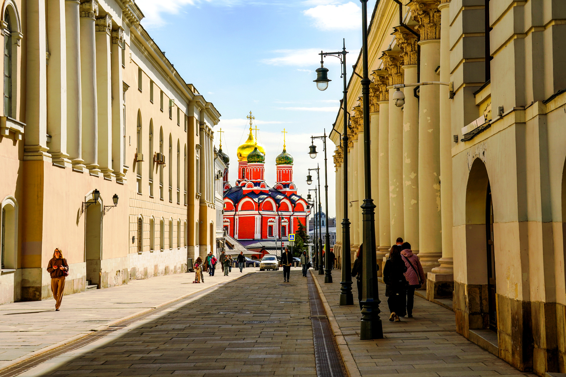 Рыбный переулок в Москве весенним солнечным днём архитектура переулок Рыбный улица собор красный купола городской город пешеходы старый здание путешествие узкий туризм экстерьер дома каменный небо сцена православный Москва Россия
