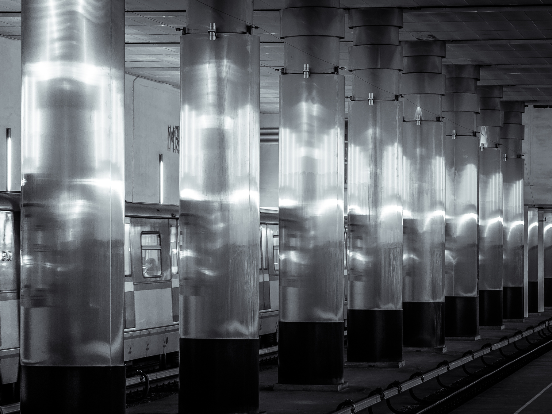 Мякинино Московское метро bw Мякинино рефлекс