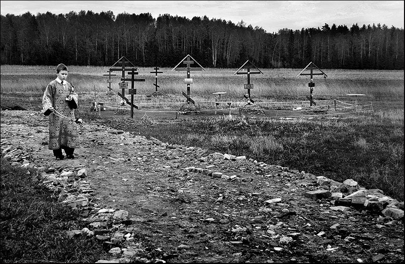 По ком? ( По ком кадит мальчик?) кладбище, мальчик, церковь