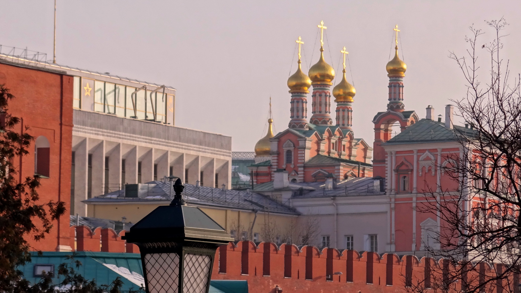 Соседство эпох Московский Кремль