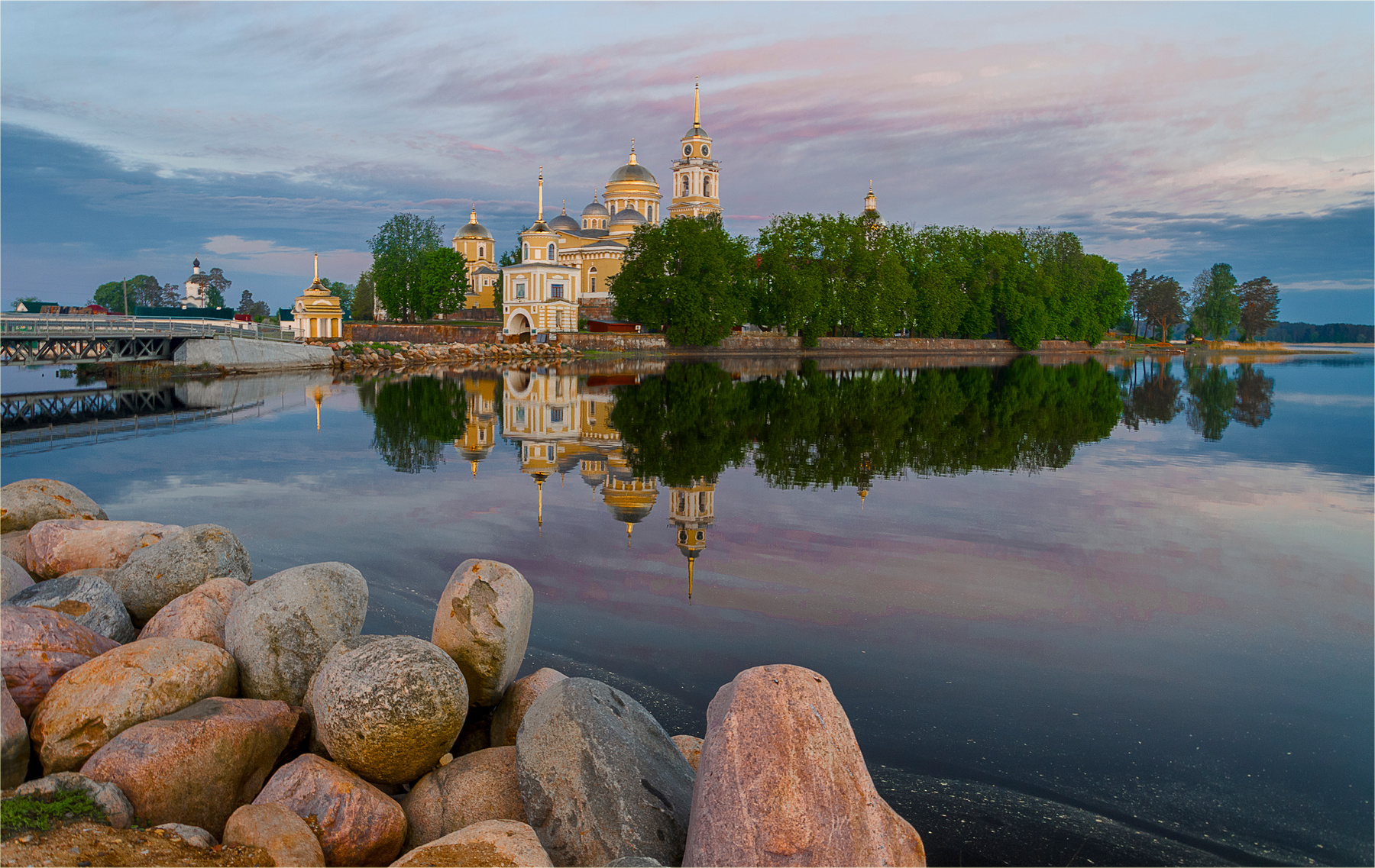 Мужской монастырь Нило-Столобенская пустынь Пейзаж озеро Селигер вечер