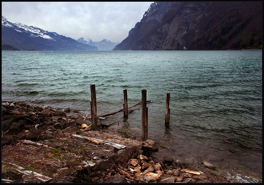Наедине со стихией озеро Walensee горы девушка Швейцария