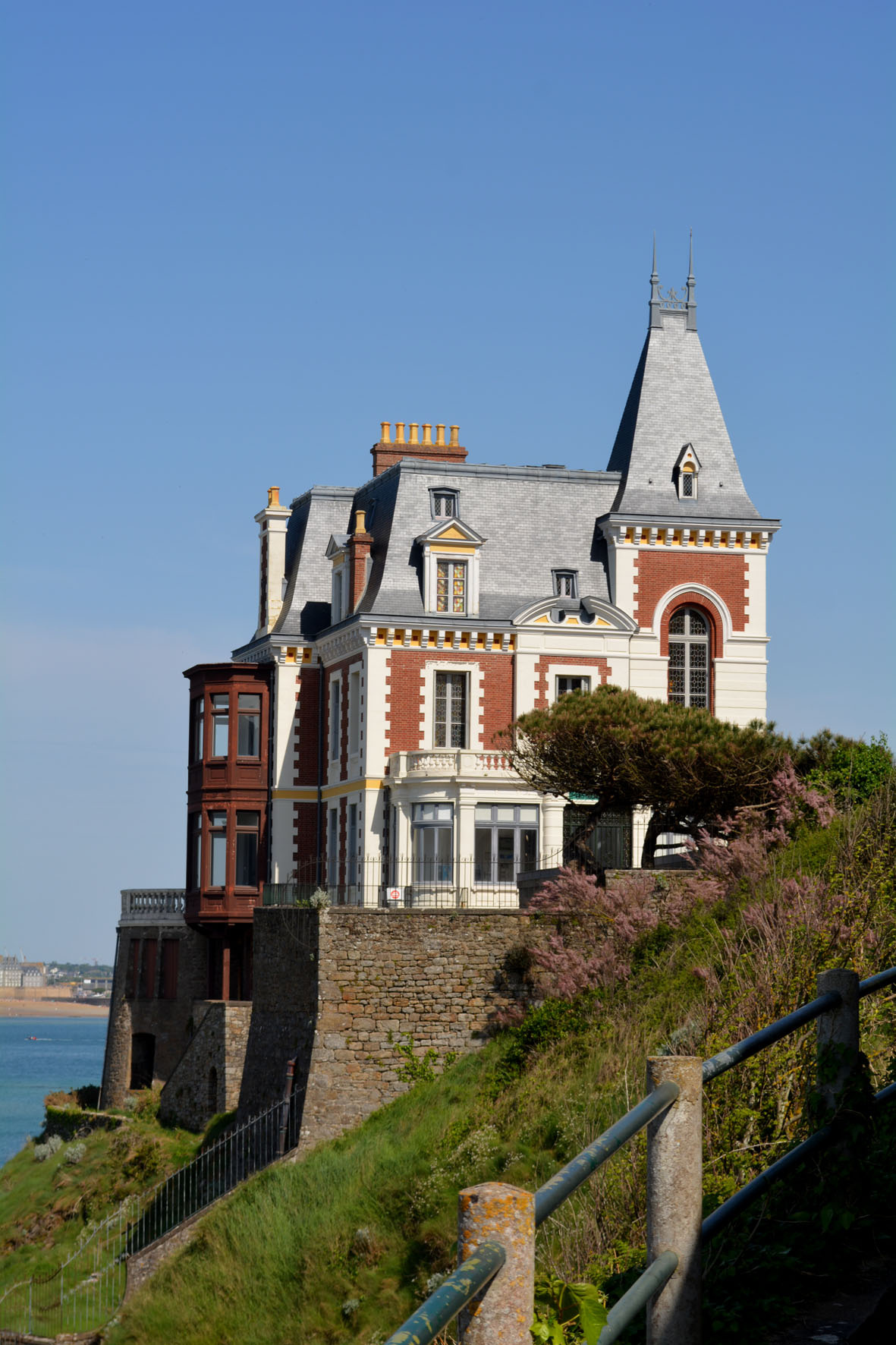 Вилла Рош Брюн Динар Dinard Бретань вилла скала