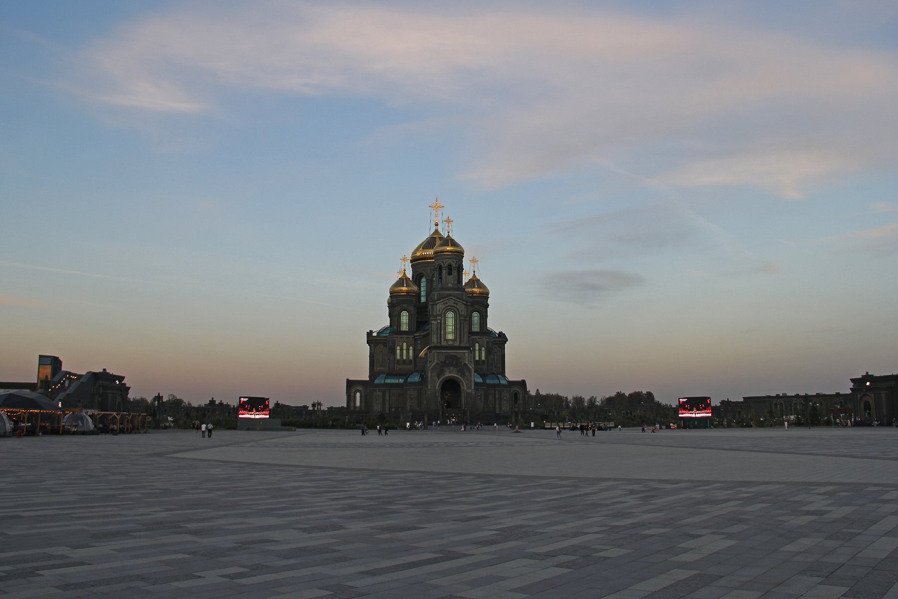 Храм Воскресения - главный храм Вооруженных Сил Российской Федерации в Кубинке на закате.  14.09.2024 Архитектура Храм Собор