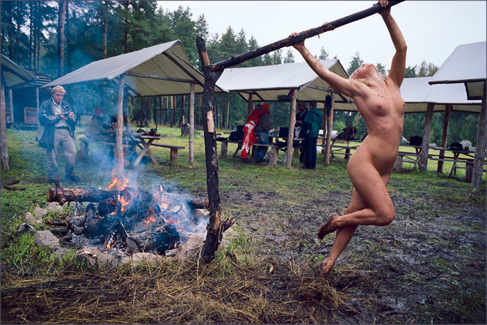Ось земную поверну... девушка фотограф огонь фестиваль 0242-19