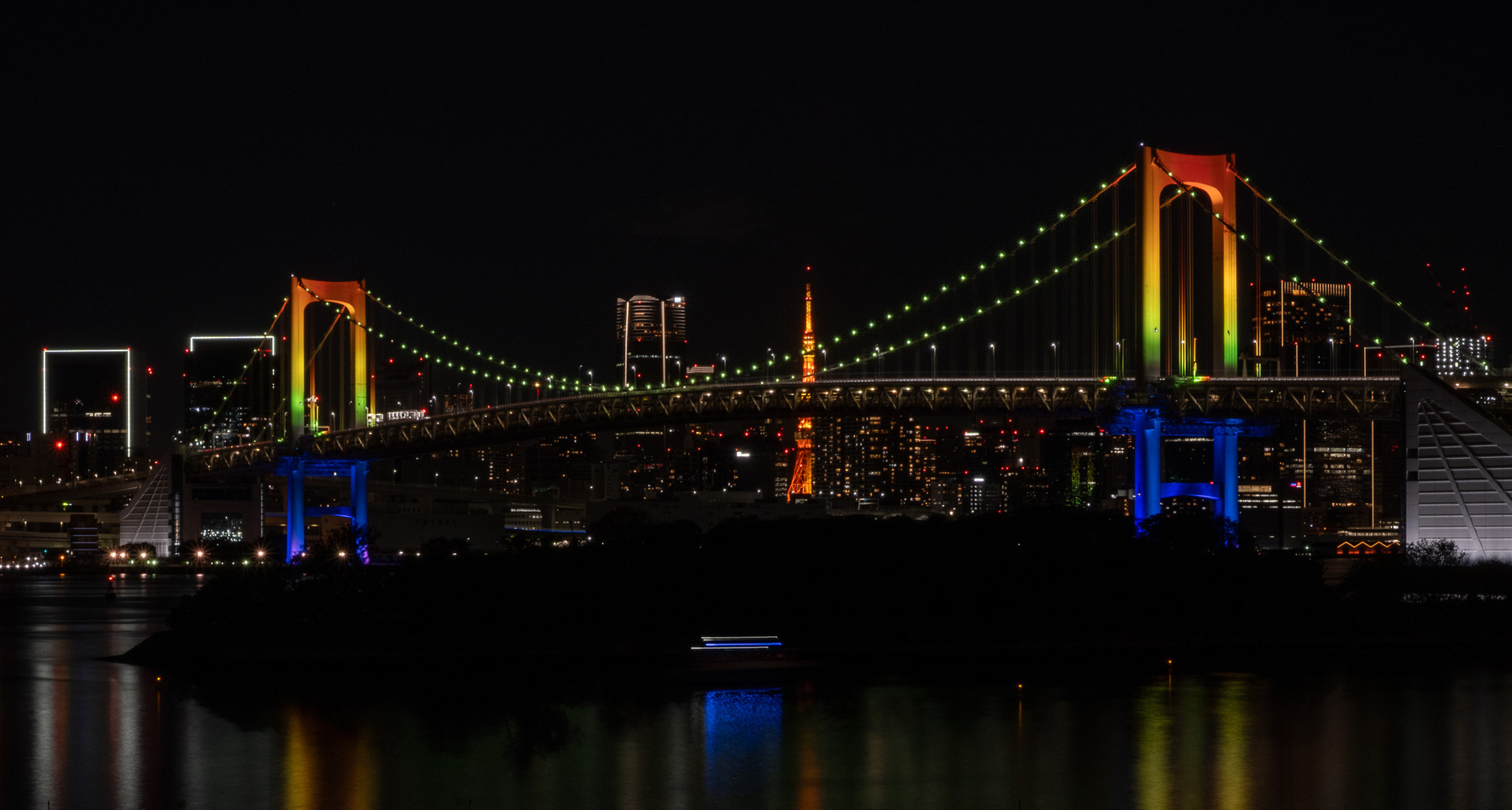 Rainbow Bridge, Odaiba,Tokyo at night 