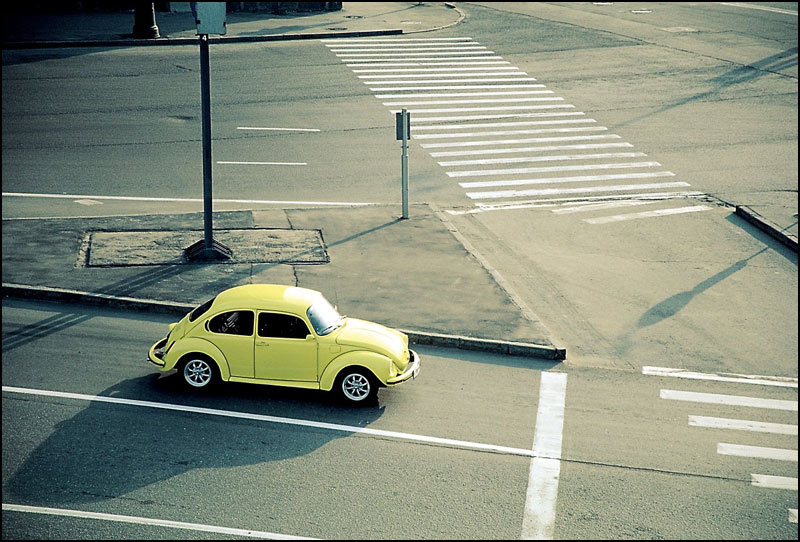 Wolkswagen Bug alive фольксваген жук автомобиль игрушка игра моделька город дорога афсфальт пешеходный переход светофор тратуар