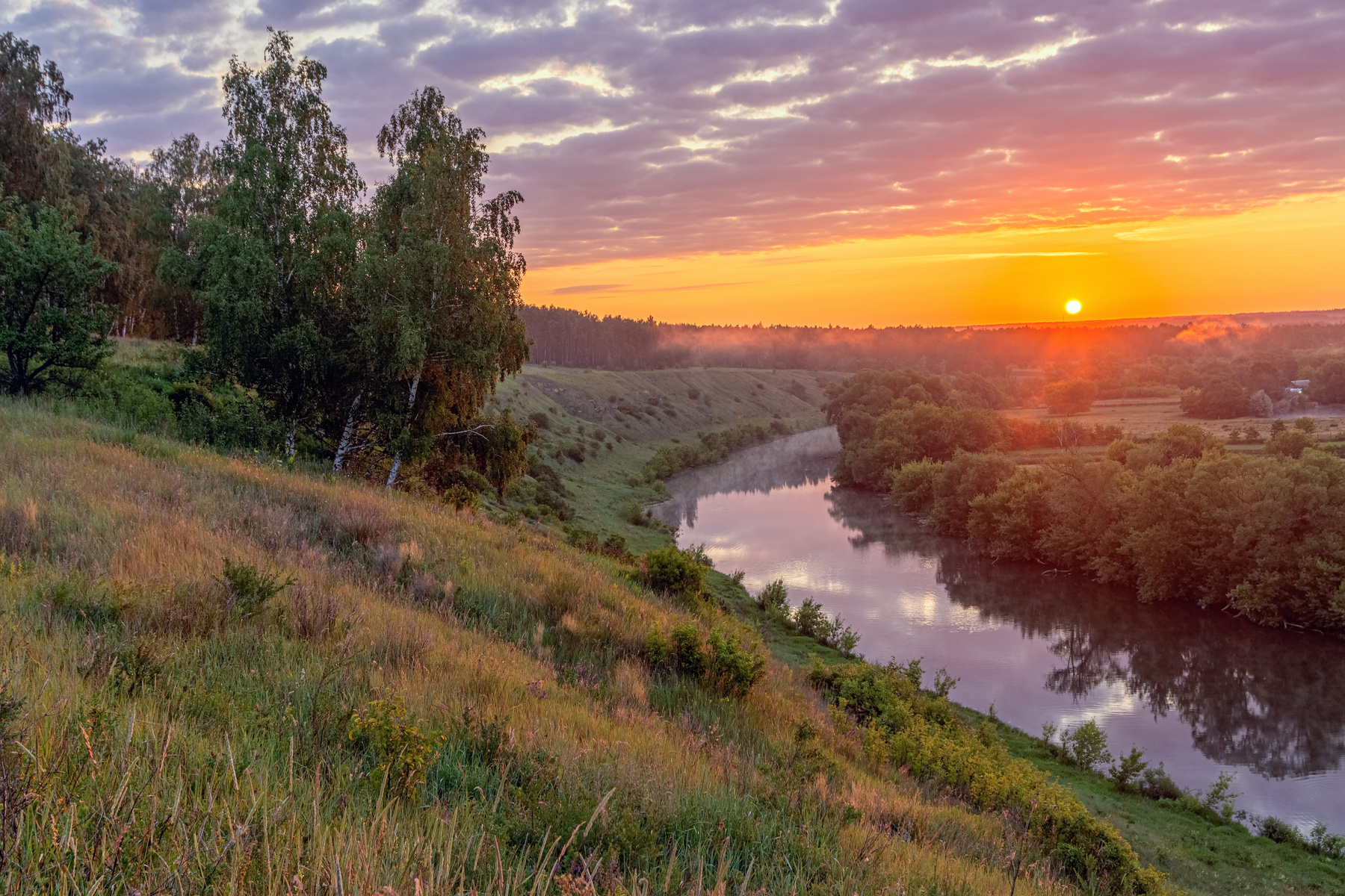 в золотом часу пейзаж восход туман река село