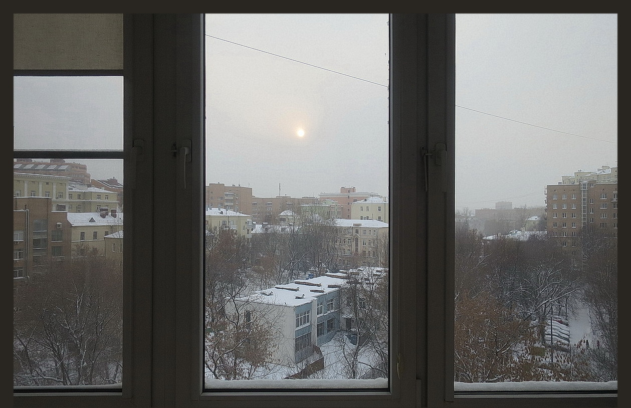 Зимний двор. Триптих. Тишина дымка низкое зимнее солнце