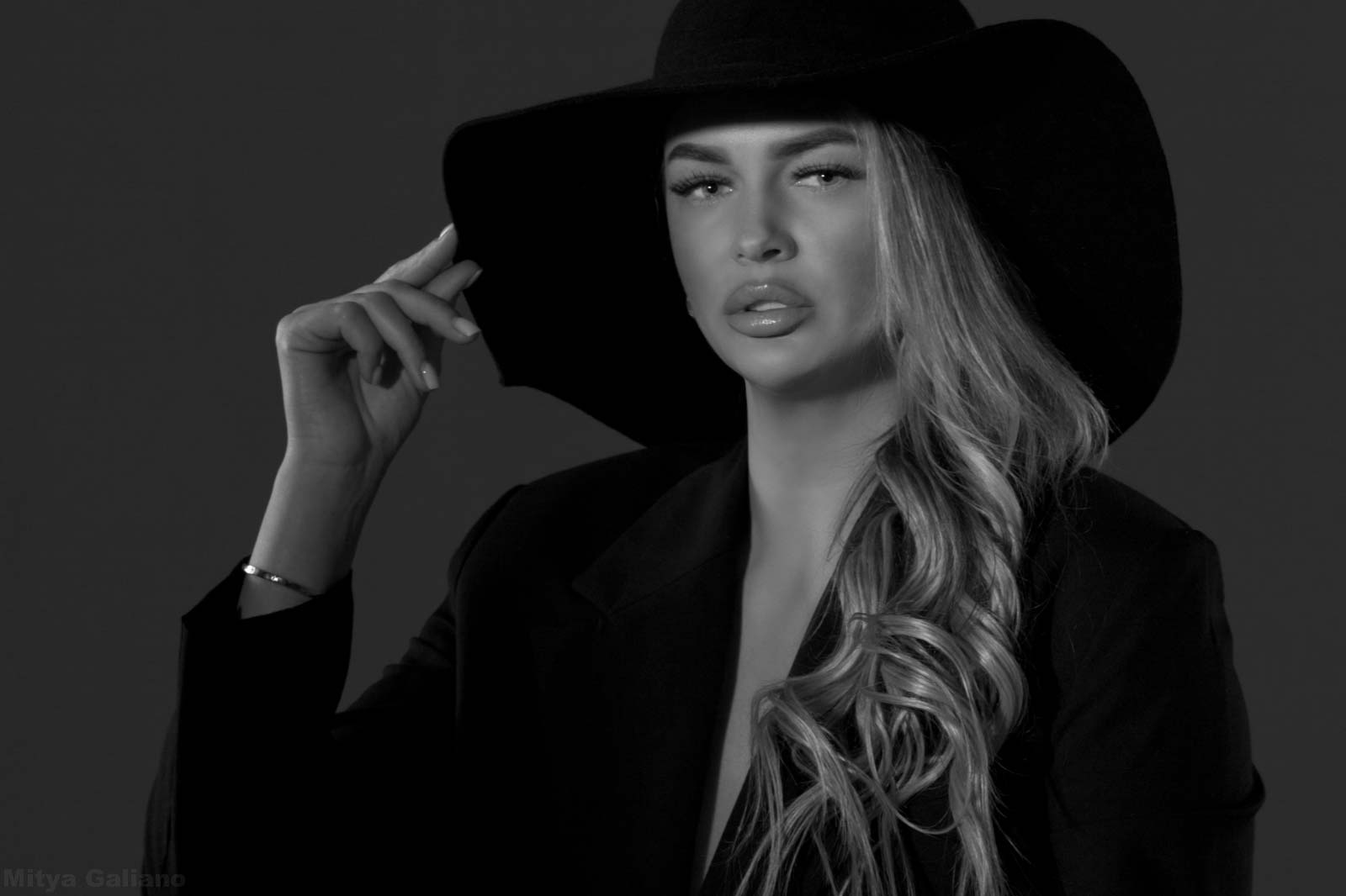 Портрет одной Леди... mityagaliano characteristicgirl mityagalianophotographer mityagalianofashionphotographer фотографбелгород фотографмосква фотографкурск belgorod contrast exemplaryfigure eveningreflections tothelight backlight reflections underwear classicstudio