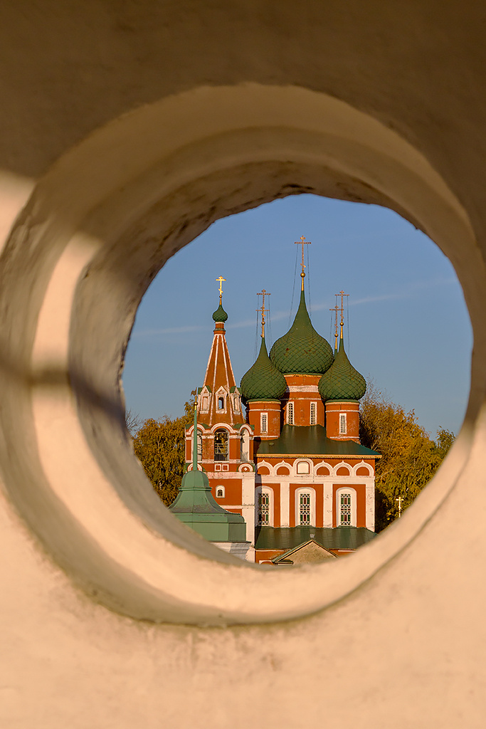 А из нашего окошка город церковь храм