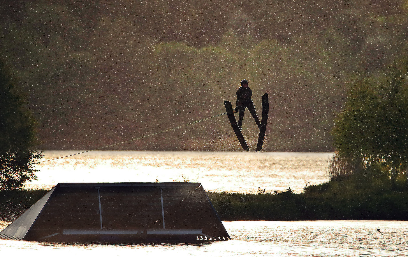 полет ласточки waterskiing водные лыжи прыжок полет flight swallow rain drops капли дождя