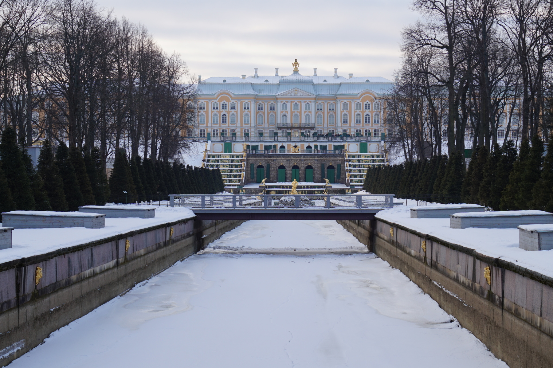 Петергоф зимой. Город Санкт-Петербург архитектура