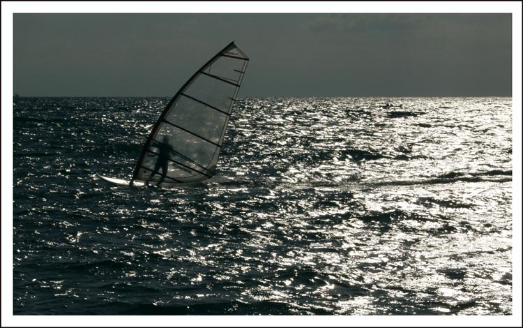 Прозрачен парус одинокий windsurfing море серфинг