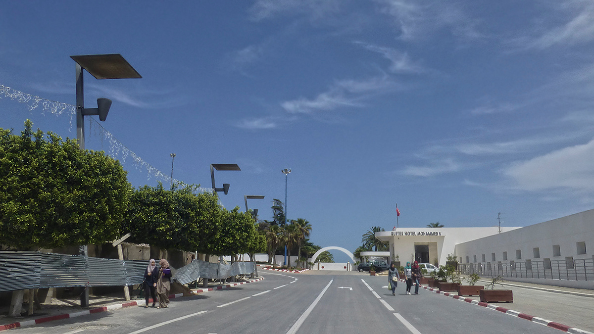 временные неудобства возле королевского отеля Марокко Morocco Эль Хосейма Al Hoceima ремонт отель Suites Hotel Mohammed V