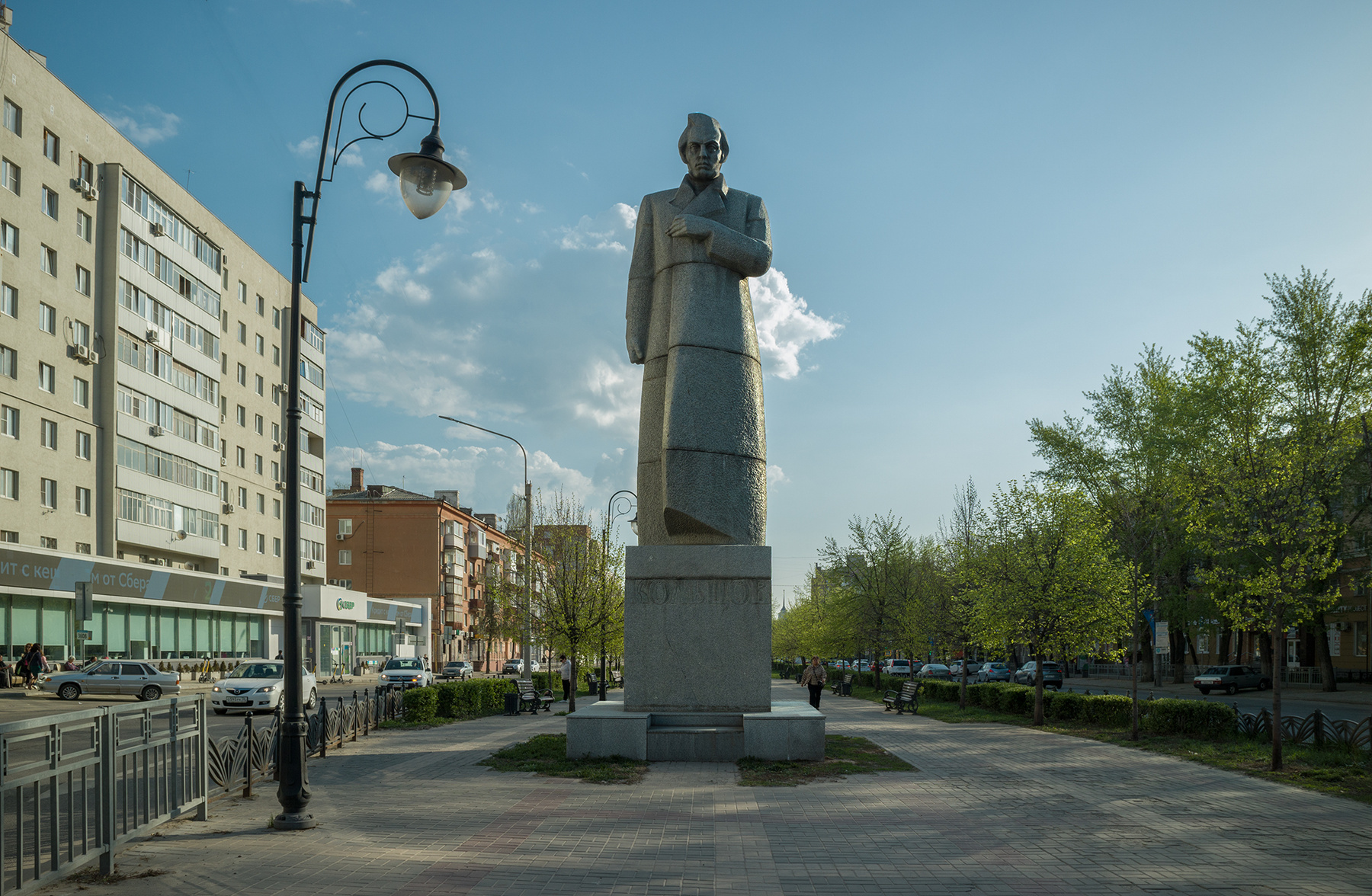 Памятник поэту бульвар улица Кольцовская памятник поэт Кольцов весна апрель зеленая листва Воронеж