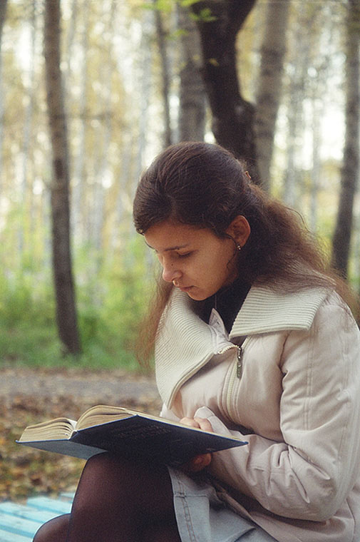 Портрет незнакомки Девушка Парк Книга Романтично