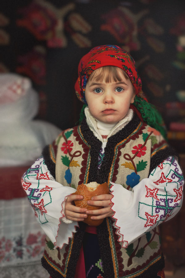 Молдованочка девочка,национальный костюм,фольклор,булочка