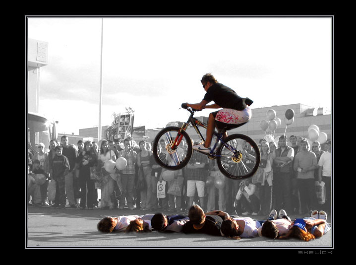Летит как птица.., мотор шоу 2004 велосипед триал