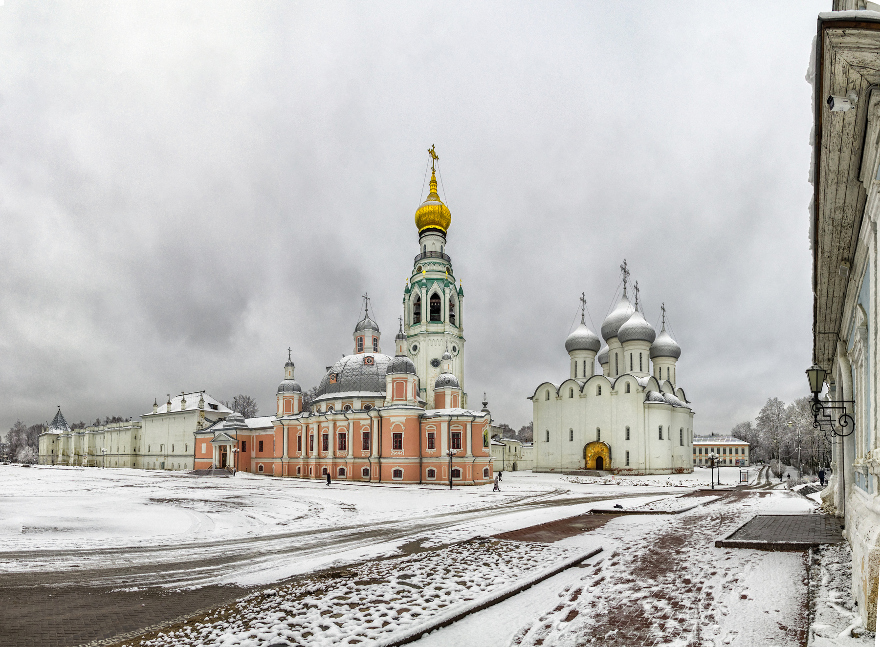 Волого́дский кре́мль — историко-архитектурный ансамбль в центральной части Вологды, заложенный как крепость в 1567 году по приказу царя Ивана Грозного и игравший роль оборонительного укрепления в XVI—XVII веках... Вологодчина Вологда Вологодский кремль