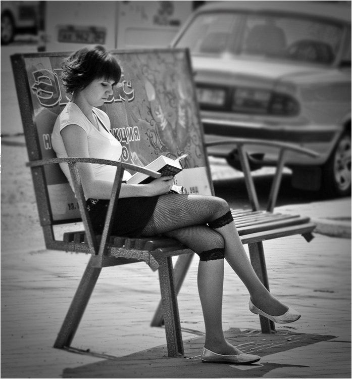 На лавочке весной Девушка, лавочка, книжка